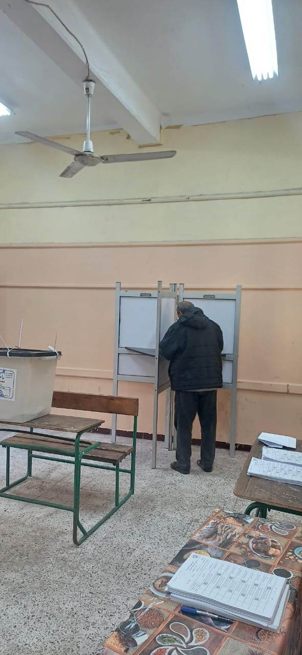 تزايد الإقبال على التصويت فى لجان الانتخاباية فى امبابة (2) تزايد الإقبال على التصويت فى لجان الانتخاباية فى امبابة (2)