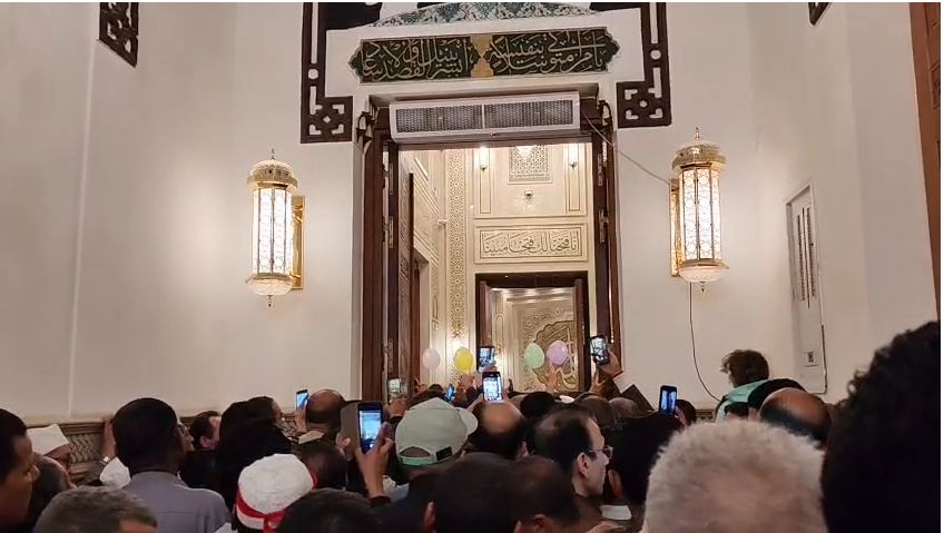 جانب من حشود المواطنين جانب من حشود المواطنين