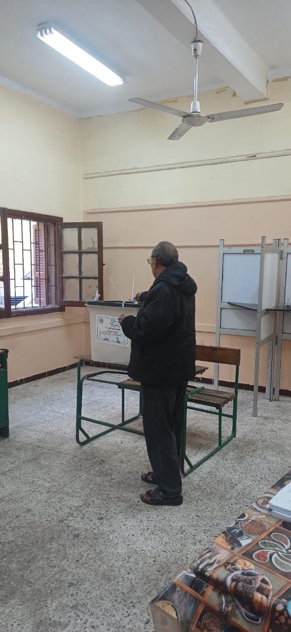 تزايد الإقبال على التصويت فى لجان الانتخاباية فى امبابة (3) تزايد الإقبال على التصويت فى لجان الانتخاباية فى امبابة (3)