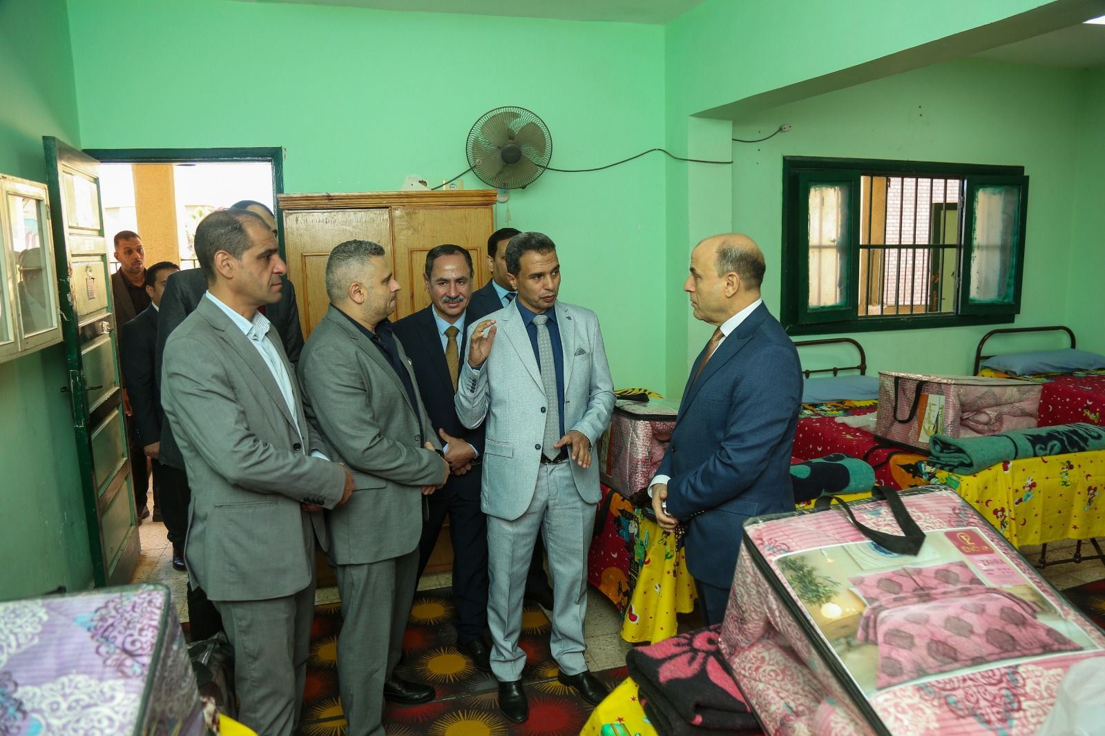 محافظ كفر الشيخ يتفقد مبين الكلاب والطالبات من المدرسة الفكرية محافظ كفر الشيخ يتفقد مبين الكلاب والطالبات من المدرسة الفكرية