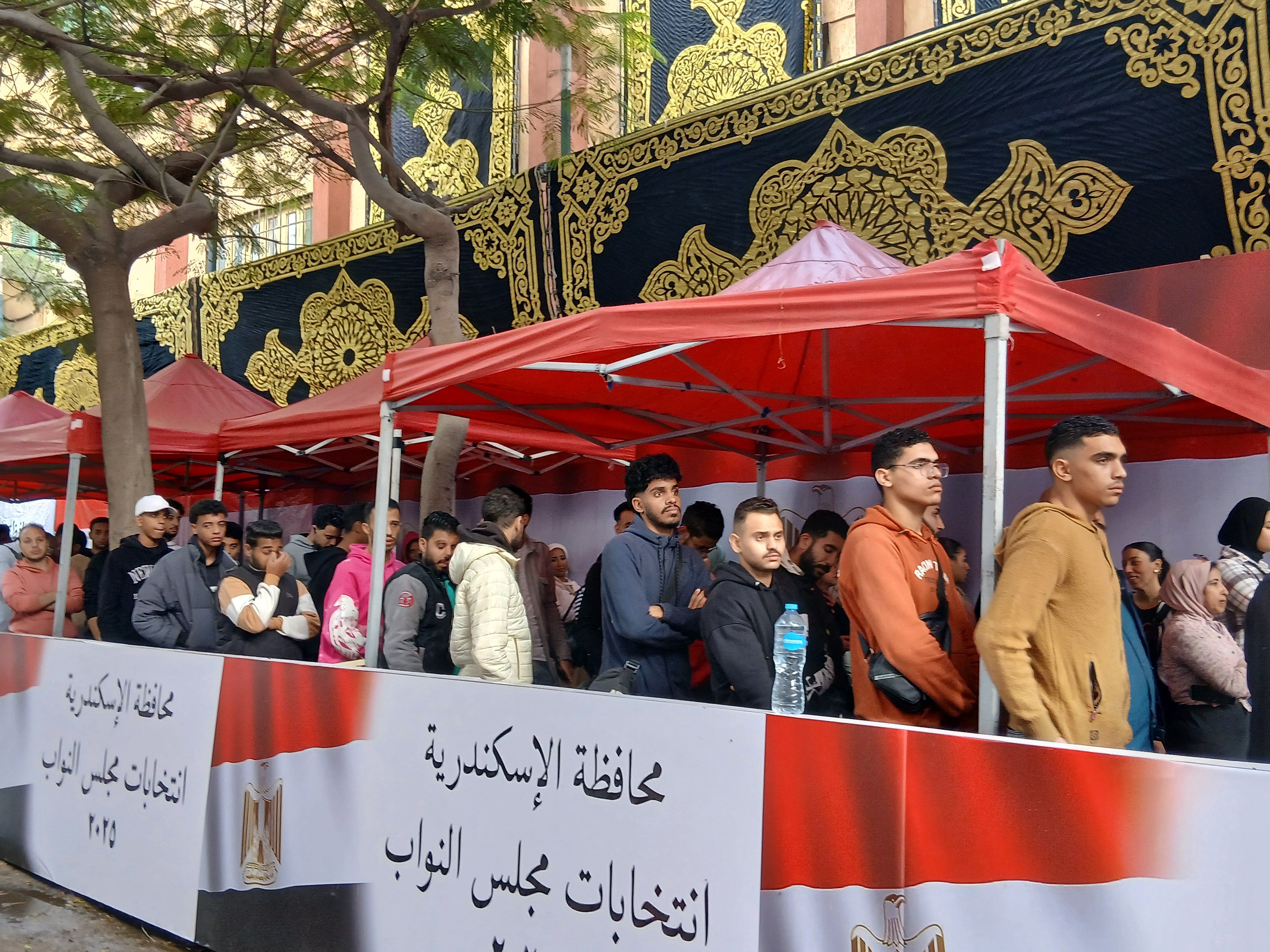 توافد الناخبين في جولة الإعادة بالإسكندرية توافد الناخبين في جولة الإعادة بالإسكندرية