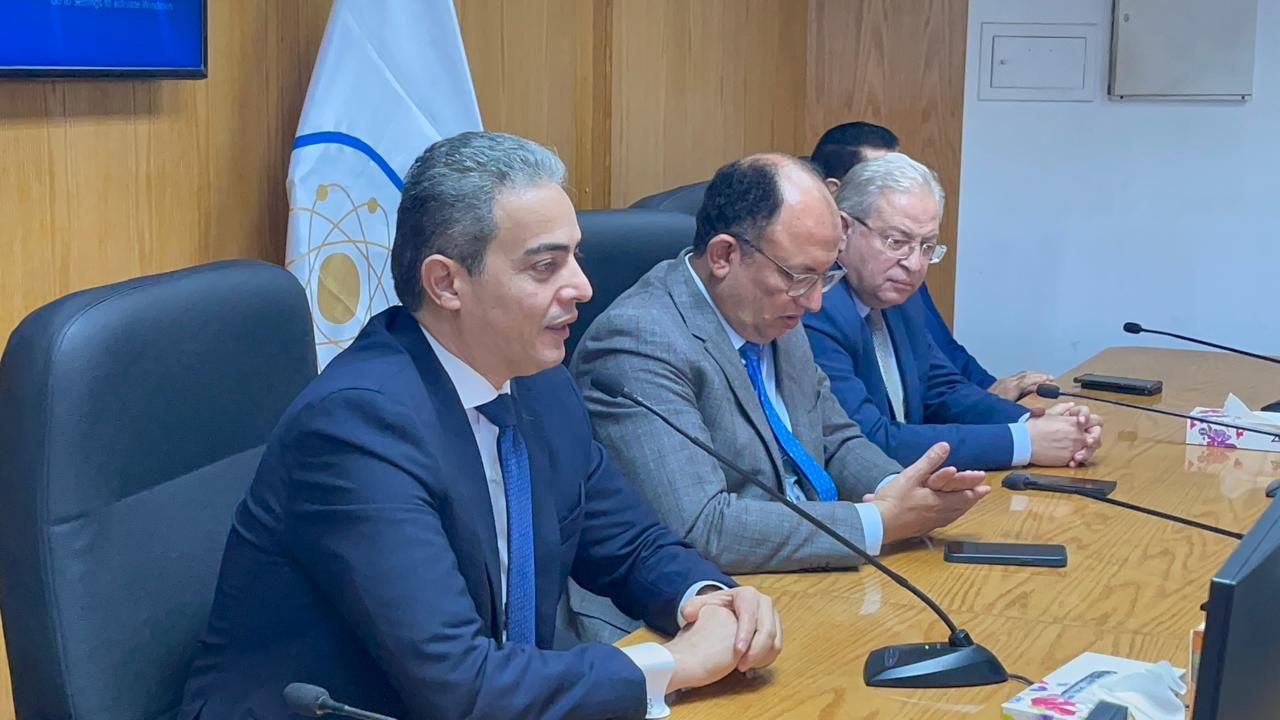 نقيب الإعلاميين خلال محاضرته بجامعة حلوان (9) نقيب الإعلاميين خلال محاضرته بجامعة حلوان (9)