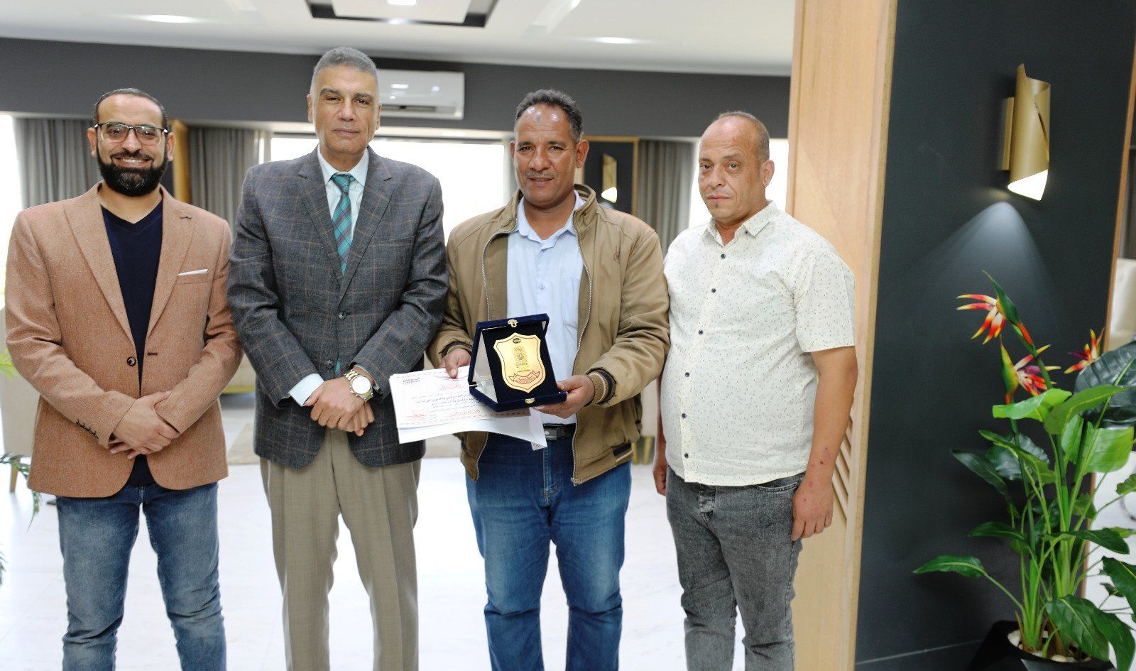 جانب من التكريم جانب من التكريم