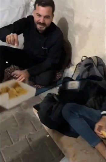 توزيع الحلويات