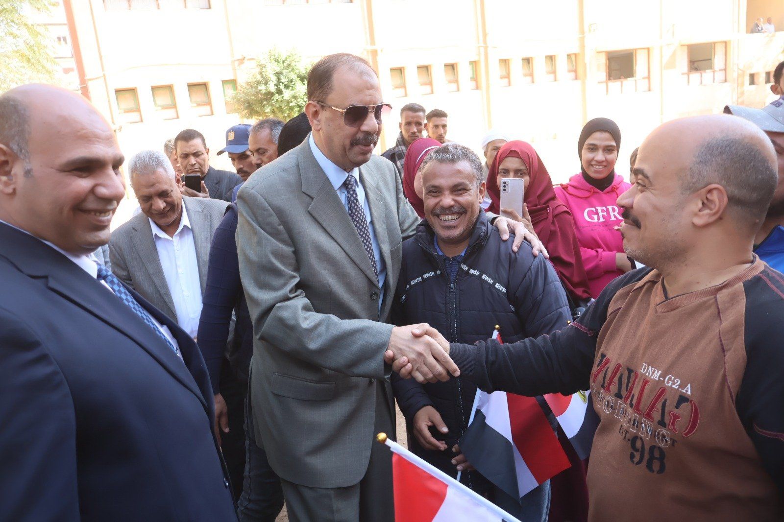 محافظ سوهاج يتفقد اللجان الانتخابية بمركزى جهينة وطهطا (1) محافظ سوهاج يتفقد اللجان الانتخابية بمركزى جهينة وطهطا (1)