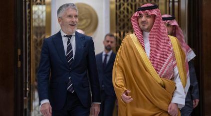 عبدالعزيز بن سعود يعقد جلسة مباحثات رسمية مع وزير الداخلية الإسباني