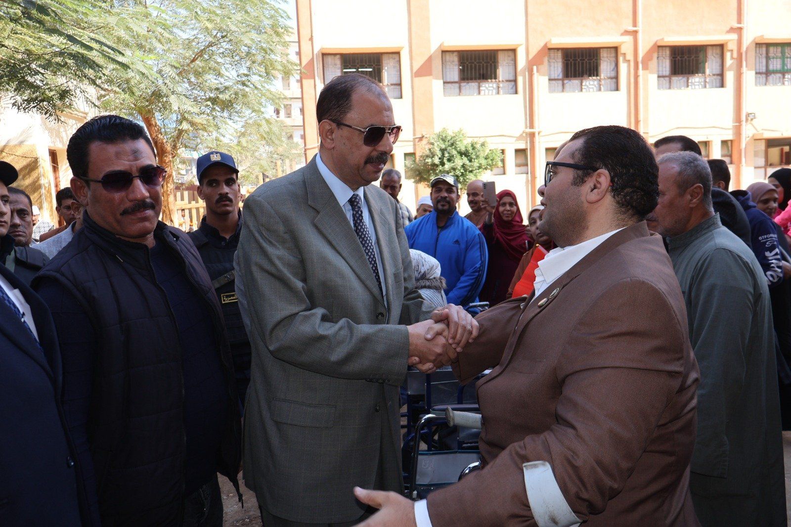 محافظ سوهاج يتفقد اللجان الانتخابية بمركزى جهينة وطهطا (4) محافظ سوهاج يتفقد اللجان الانتخابية بمركزى جهينة وطهطا (4)