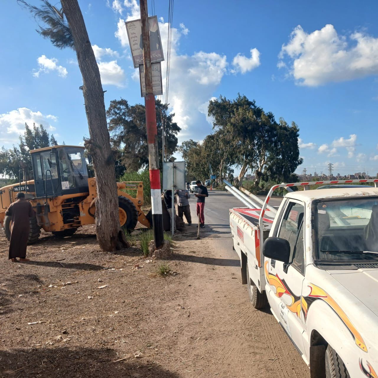 تقليم الاشجار وفتح مستوى الرؤية للسائقين تقليم الاشجار وفتح مستوى الرؤية للسائقين