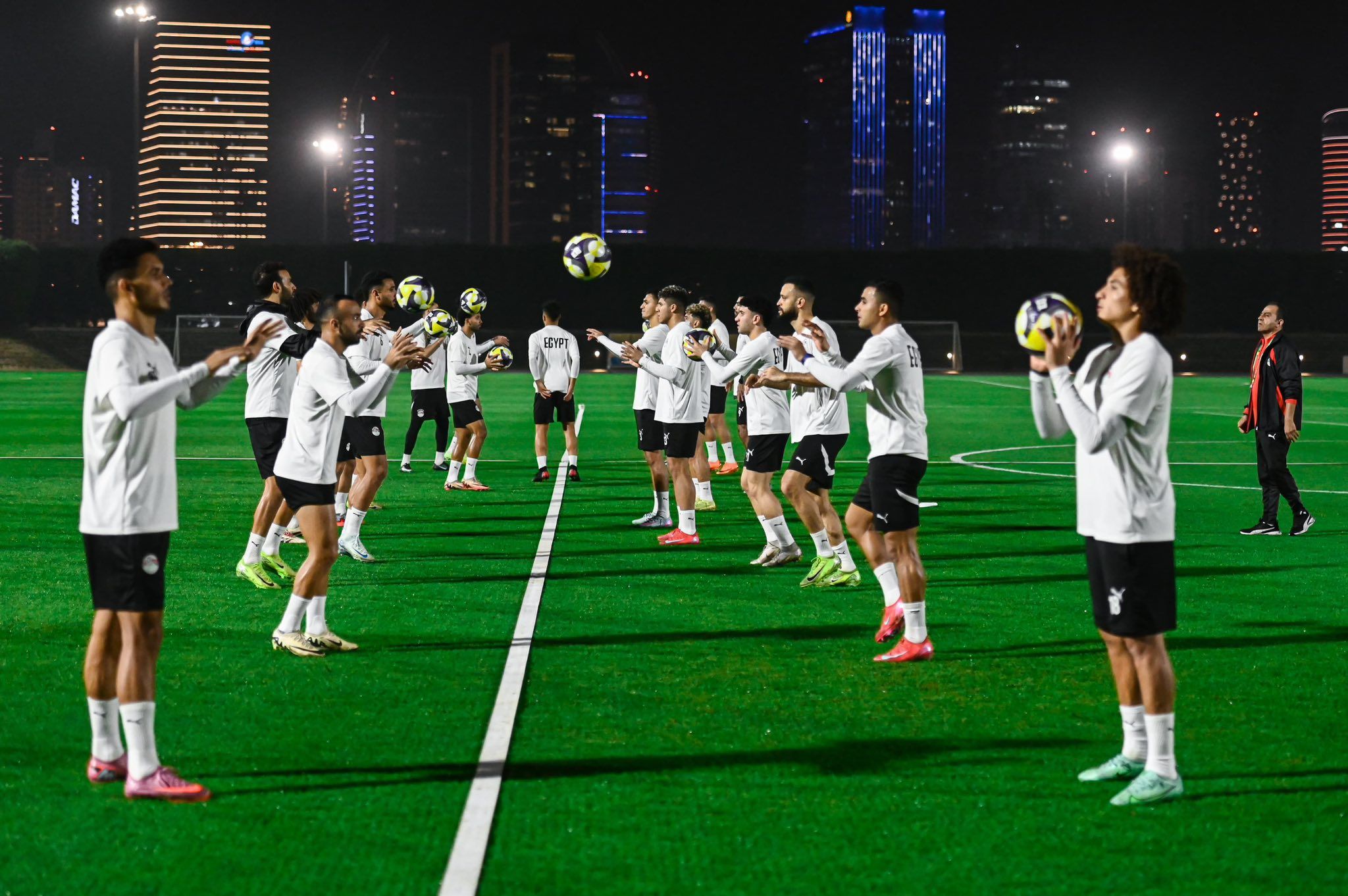 تدريب منتخب مصر استعدادا للامارات في كأس العرب (4) تدريب منتخب مصر استعدادا للامارات في كأس العرب (4)