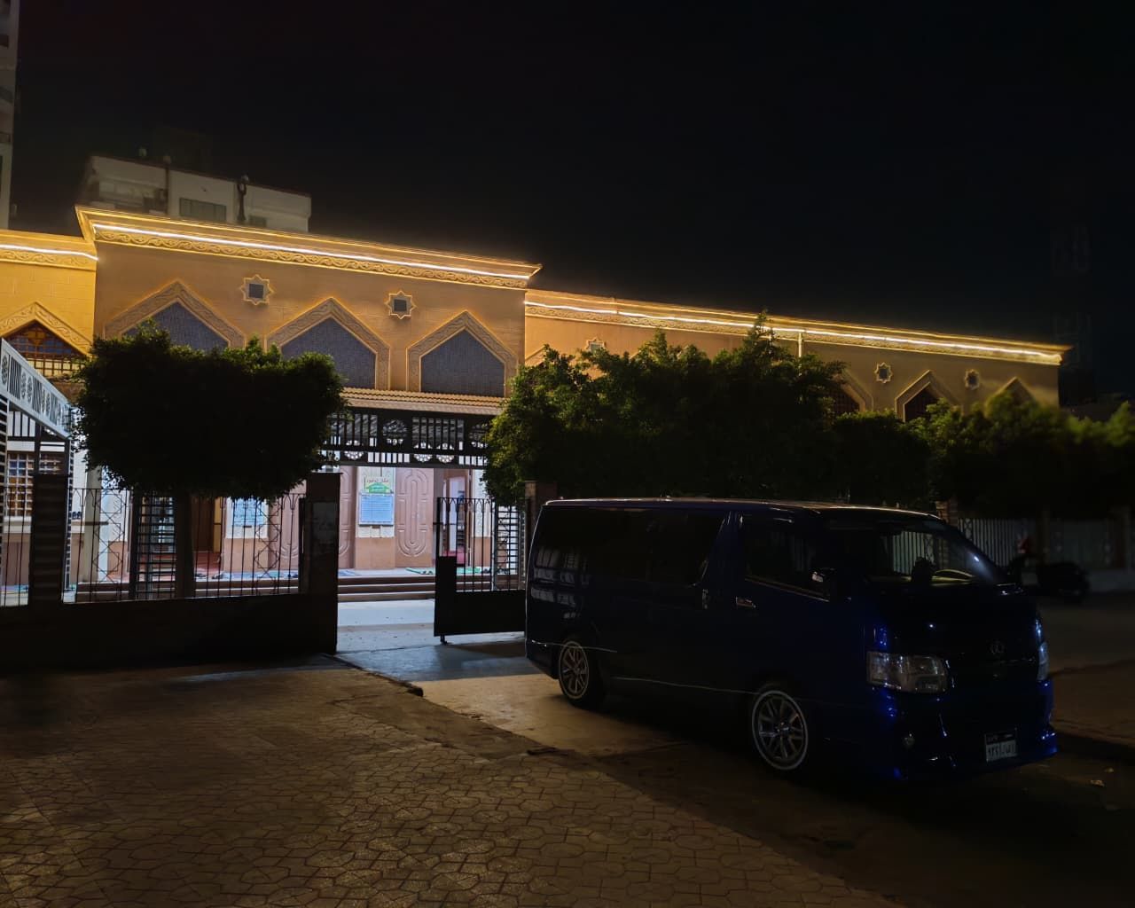 وصول جثمان السباح يوسف محمد إلى مسجد الكريم (5) وصول جثمان السباح يوسف محمد إلى مسجد الكريم (5)