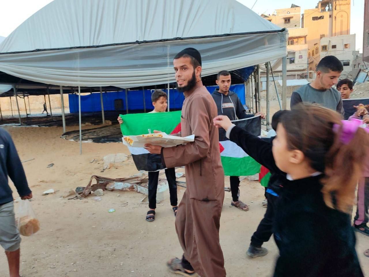 توزيع الحلوى احتفالا بمقتل أبو شباب توزيع الحلوى احتفالا بمقتل أبو شباب