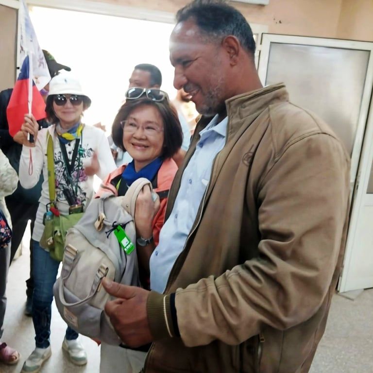 حارس معبد إدفو يعيد حقيبة لسائحة حارس معبد إدفو يعيد حقيبة لسائحة