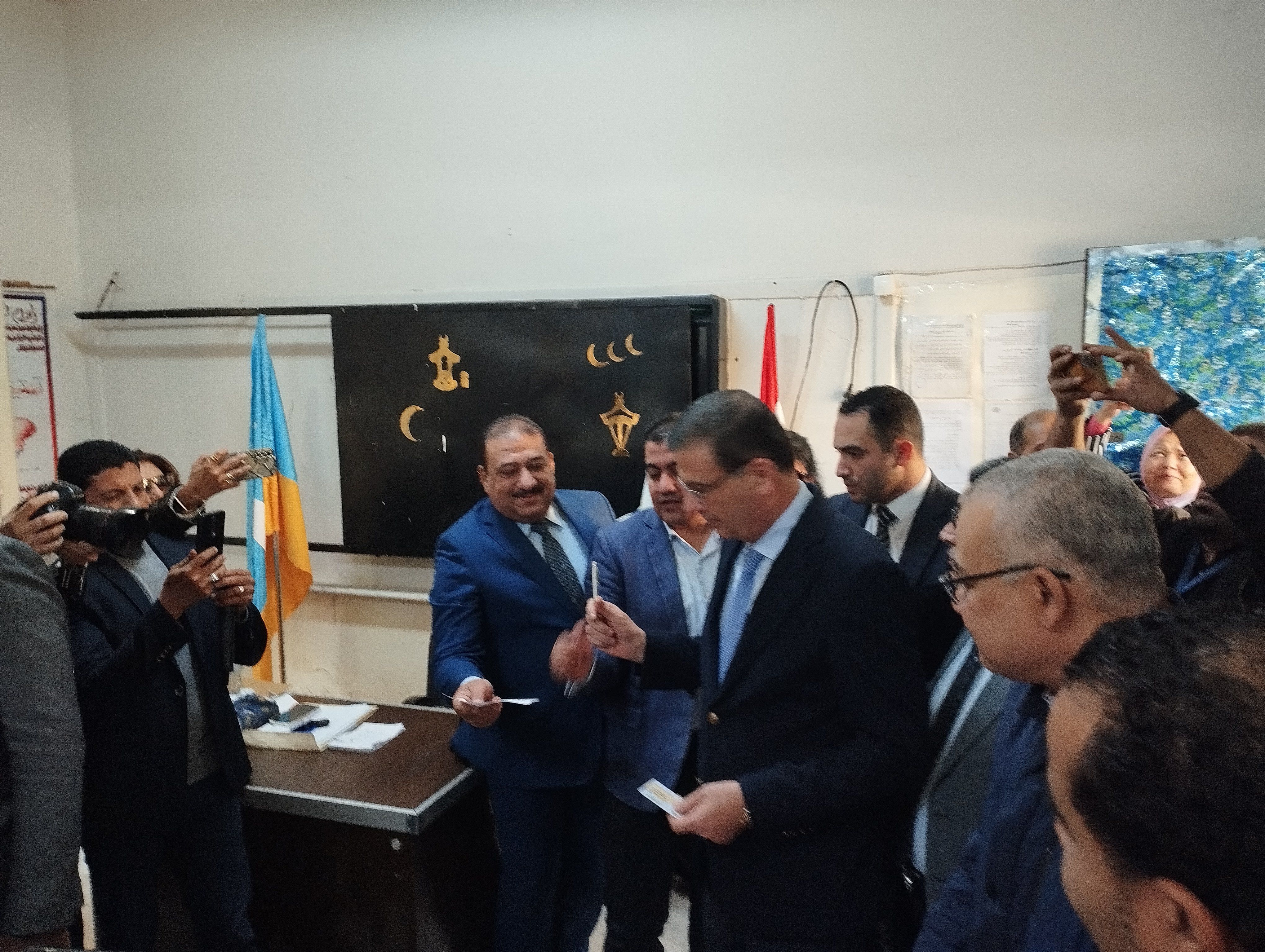 وزير الزراعة يدلي بصوته في الانتخابات بالرمل