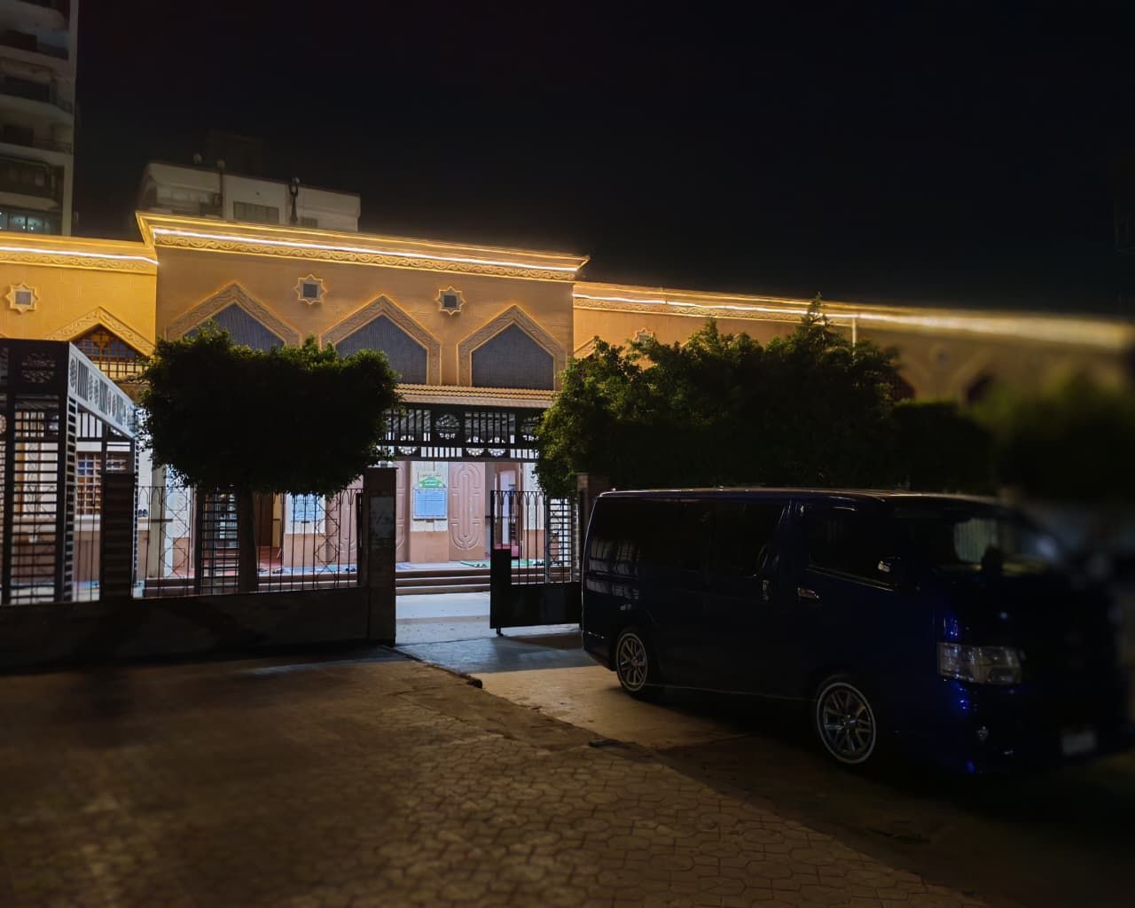 وصول جثمان السباح يوسف محمد إلى مسجد الكريم (4) وصول جثمان السباح يوسف محمد إلى مسجد الكريم (4)