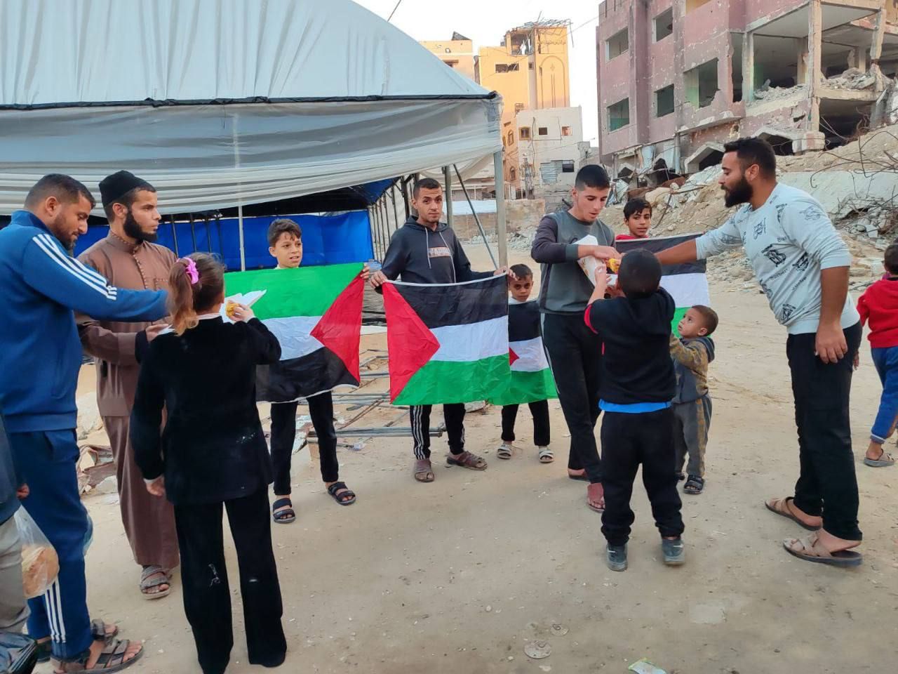 توزيع الحلويات فى قطاع غزة توزيع الحلويات فى قطاع غزة