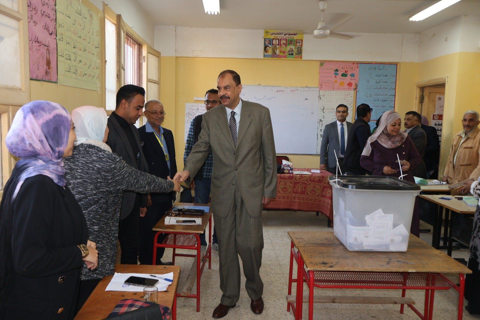 محافظ سوهاج يتفقد اللجان الانتخابية بمركزى جهينة وطهطا (2) محافظ سوهاج يتفقد اللجان الانتخابية بمركزى جهينة وطهطا (2)