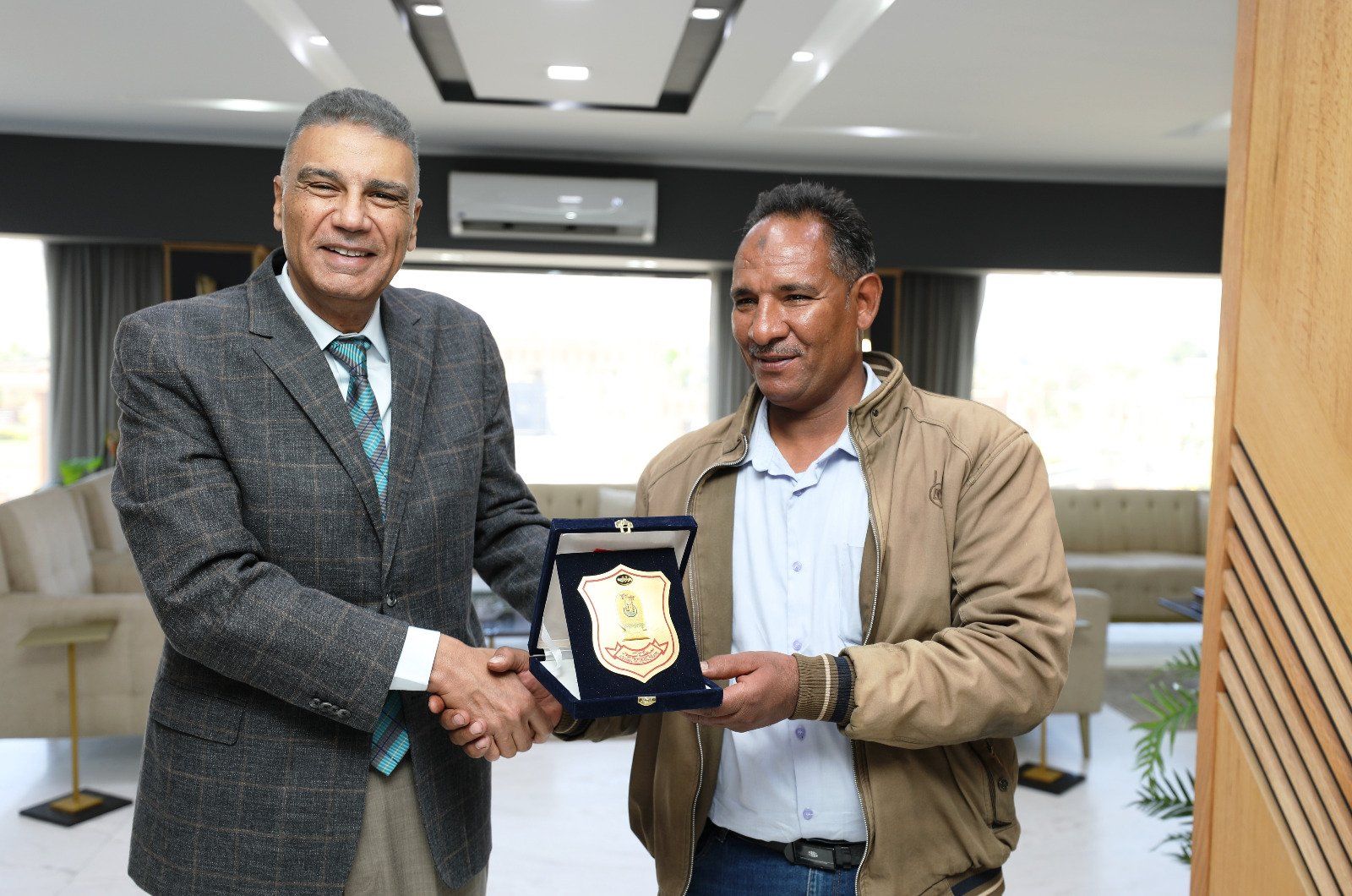 تقدير المحافظ للموظف الأمين تقدير المحافظ للموظف الأمين