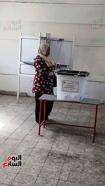 استئناف التصويت بلجان إمبابة فى اليوم الثانى بانتخابات النواب بعد انتهاء ساعة الراحة (4) استئناف التصويت بلجان إمبابة فى اليوم الثانى بانتخابات النواب بعد انتهاء ساعة الراحة (4)