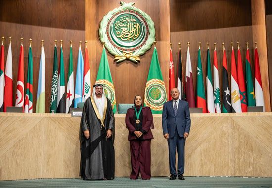 لمياء مصطفى تحصد جائزة أفضل موظفة حكومية عربية لمياء مصطفى تحصد جائزة أفضل موظفة حكومية عربية