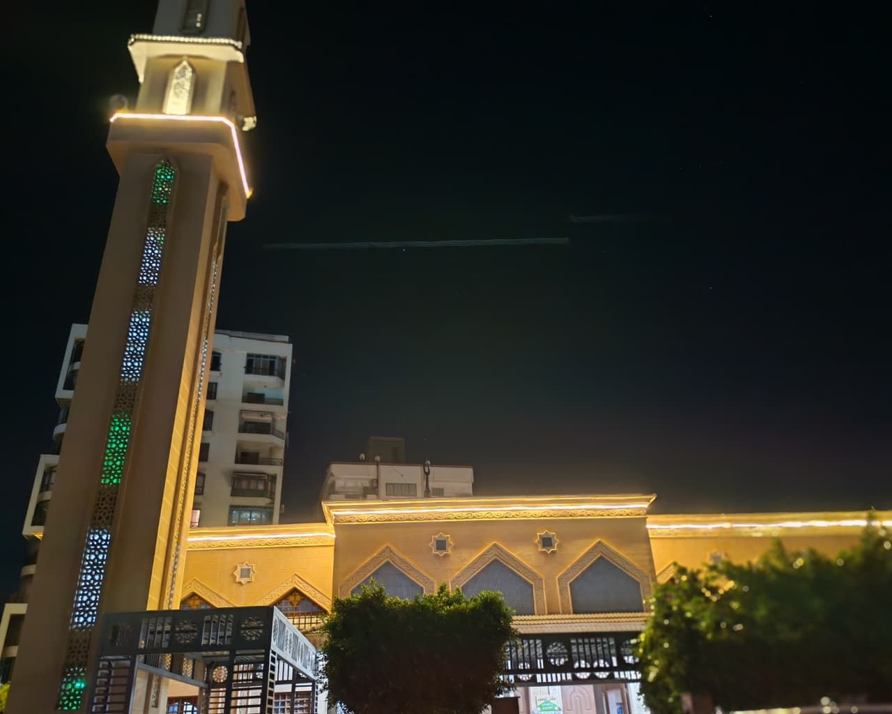 وصول جثمان السباح يوسف محمد إلى مسجد الكريم (1) وصول جثمان السباح يوسف محمد إلى مسجد الكريم (1)