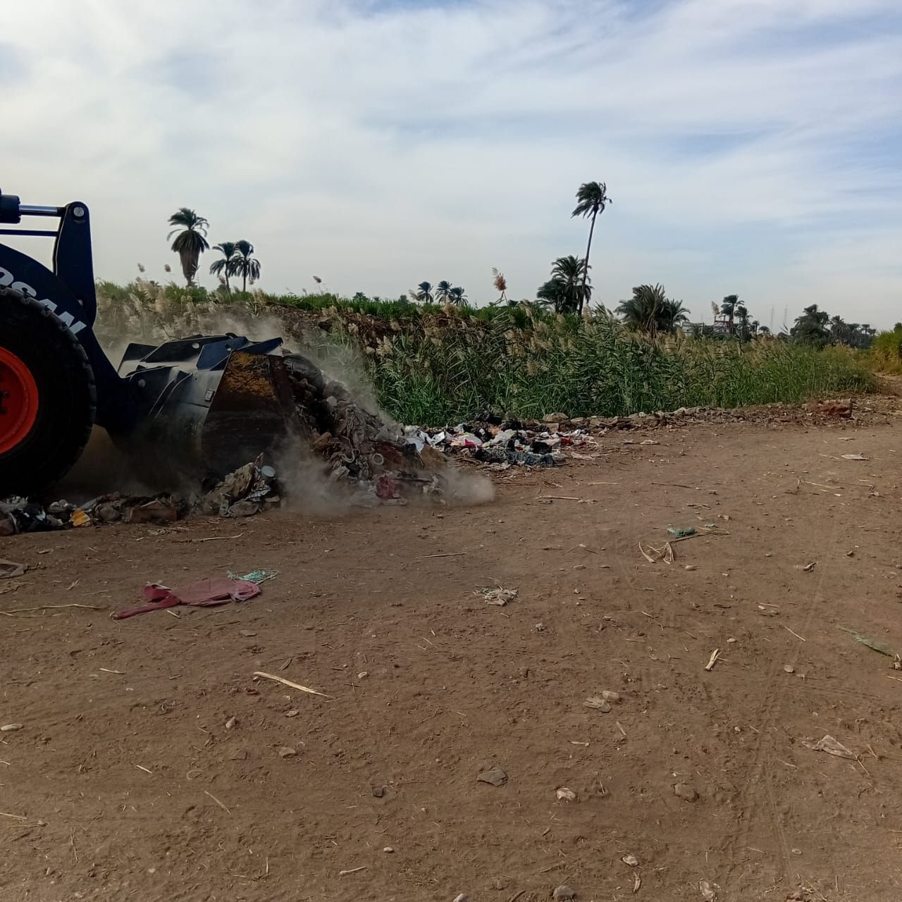 جانب من حملات النظافة والتجميل فى شوارع قرى ونجوع الزينية جانب من حملات النظافة والتجميل فى شوارع قرى ونجوع الزينية