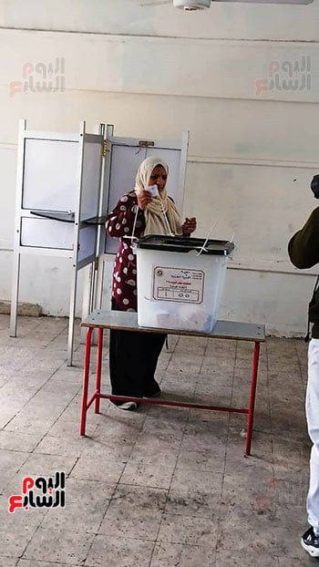 استئناف التصويت بلجان إمبابة فى اليوم الثانى بانتخابات النواب بعد انتهاء ساعة الراحة (3) استئناف التصويت بلجان إمبابة فى اليوم الثانى بانتخابات النواب بعد انتهاء ساعة الراحة (3)