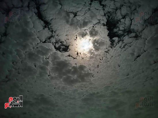 القمر-العملاق-وسط-السحاب
