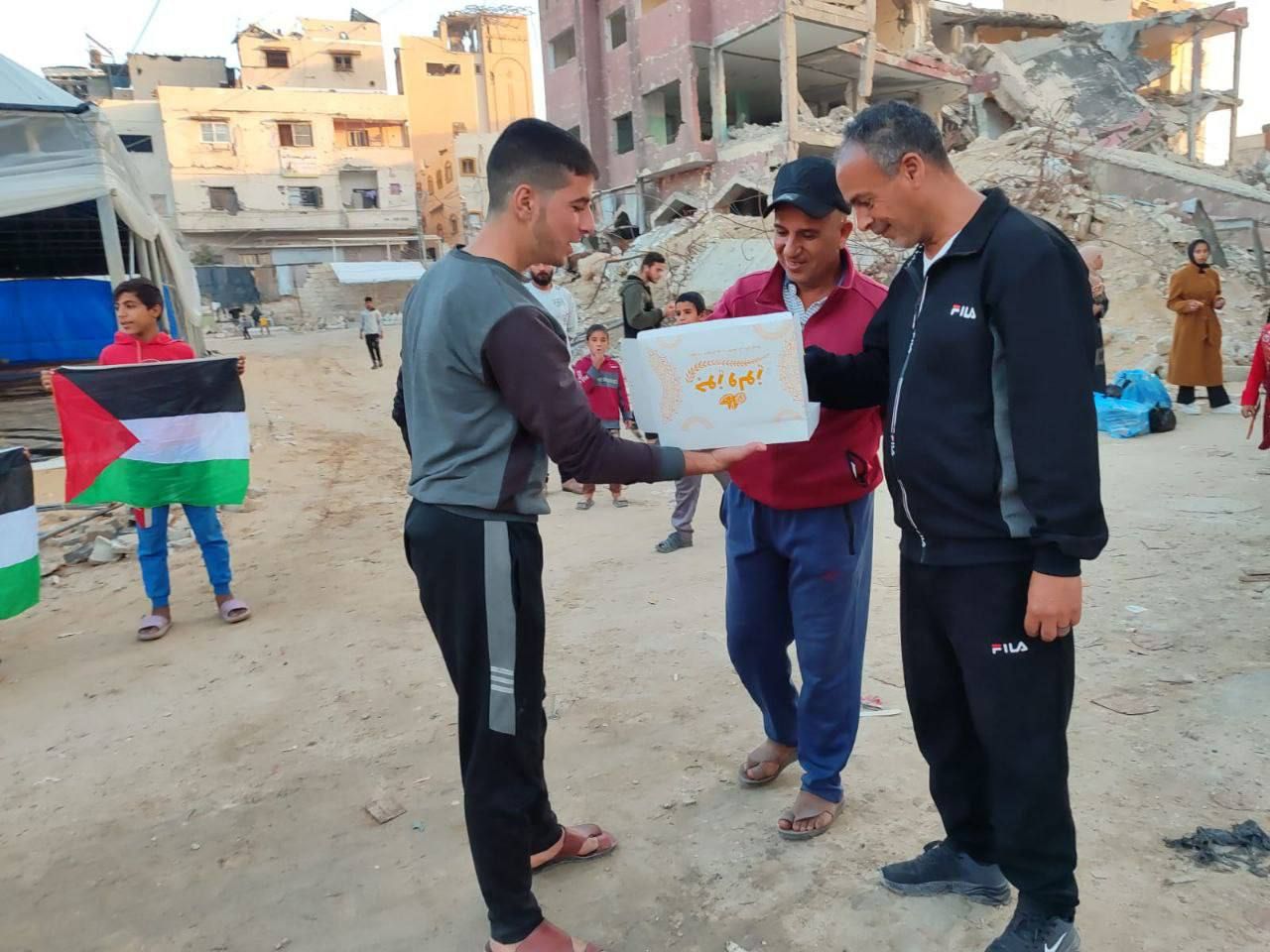 توزيع الحلوى