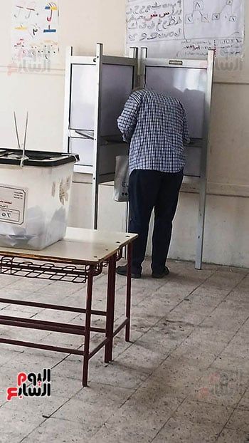 استئناف التصويت بلجان إمبابة فى اليوم الثانى بانتخابات النواب بعد انتهاء ساعة الراحة (1) استئناف التصويت بلجان إمبابة فى اليوم الثانى بانتخابات النواب بعد انتهاء ساعة الراحة (1)