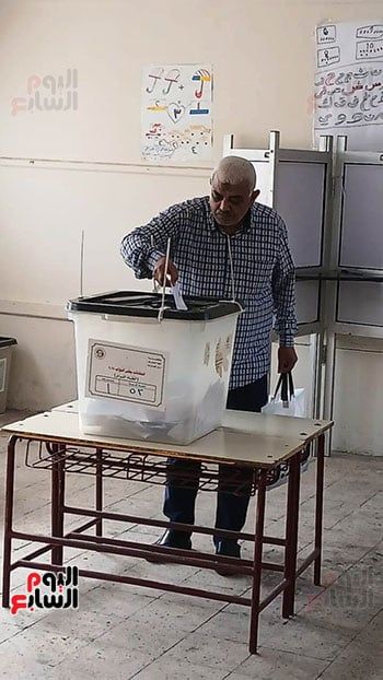 استئناف التصويت بلجان إمبابة فى اليوم الثانى بانتخابات النواب بعد انتهاء ساعة الراحة (6) استئناف التصويت بلجان إمبابة فى اليوم الثانى بانتخابات النواب بعد انتهاء ساعة الراحة (6)