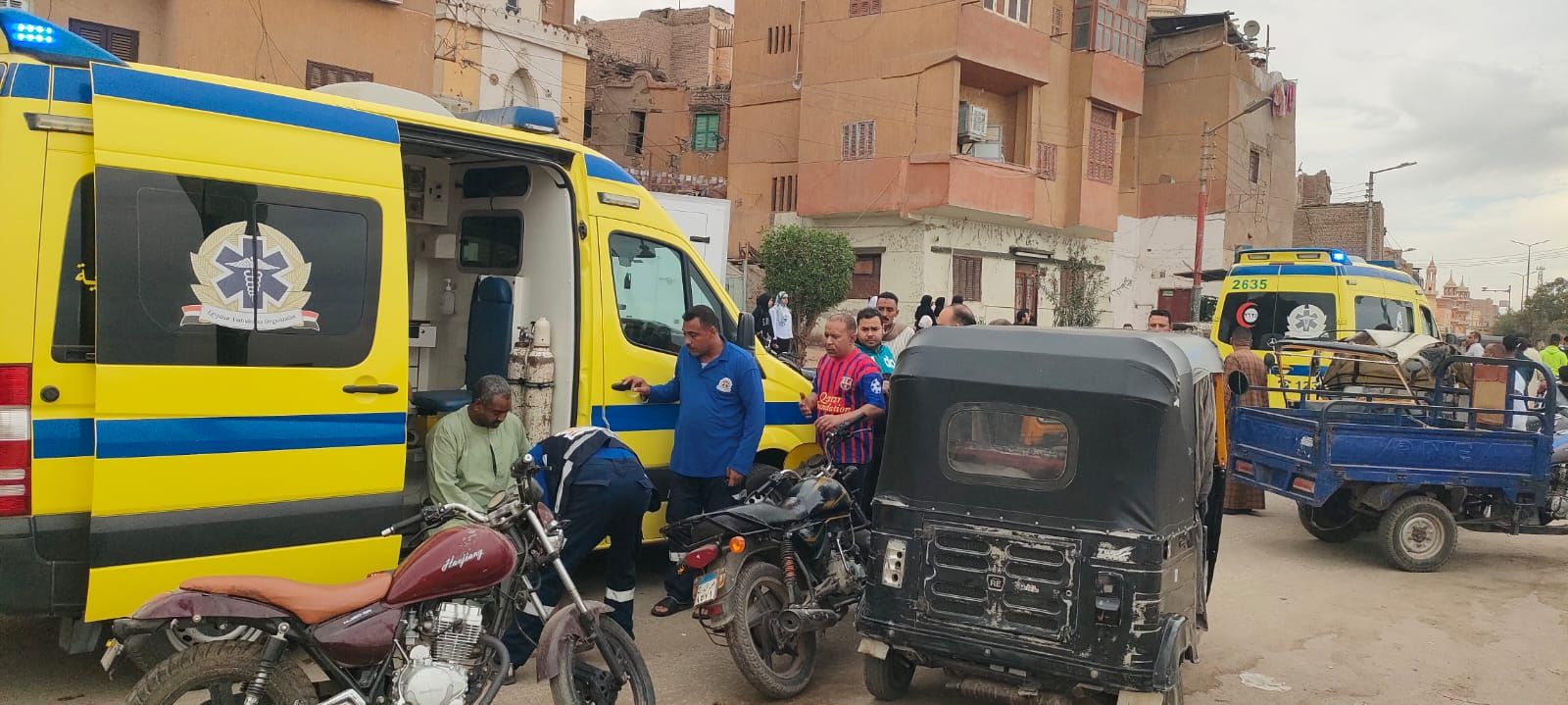 إصابة سائقين وسيدة في تصادم بين توكتوك وتروسيكل بمدينة إسنا