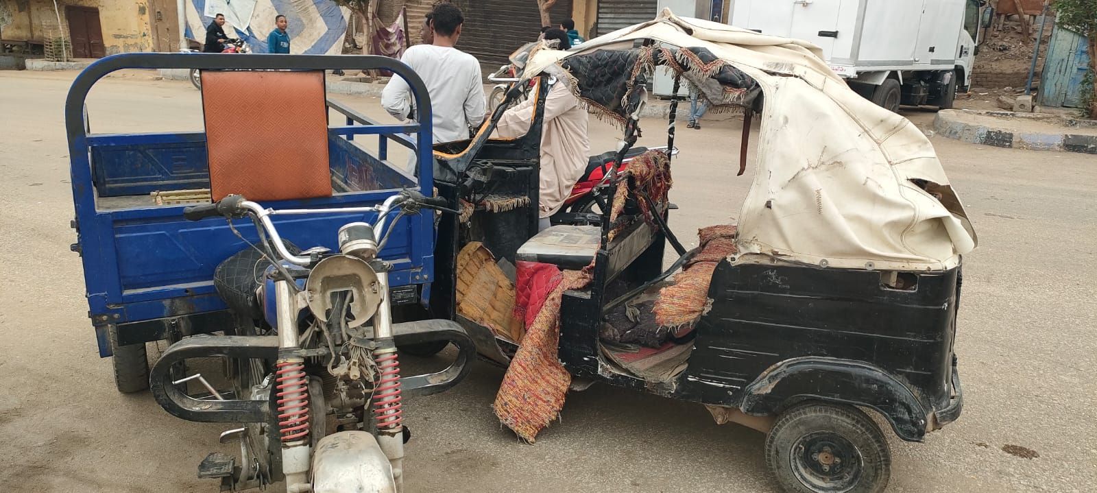 آثار تصادم بين توكتوك وتروسيكل على طريق شارع البحر بمدينة إسنا