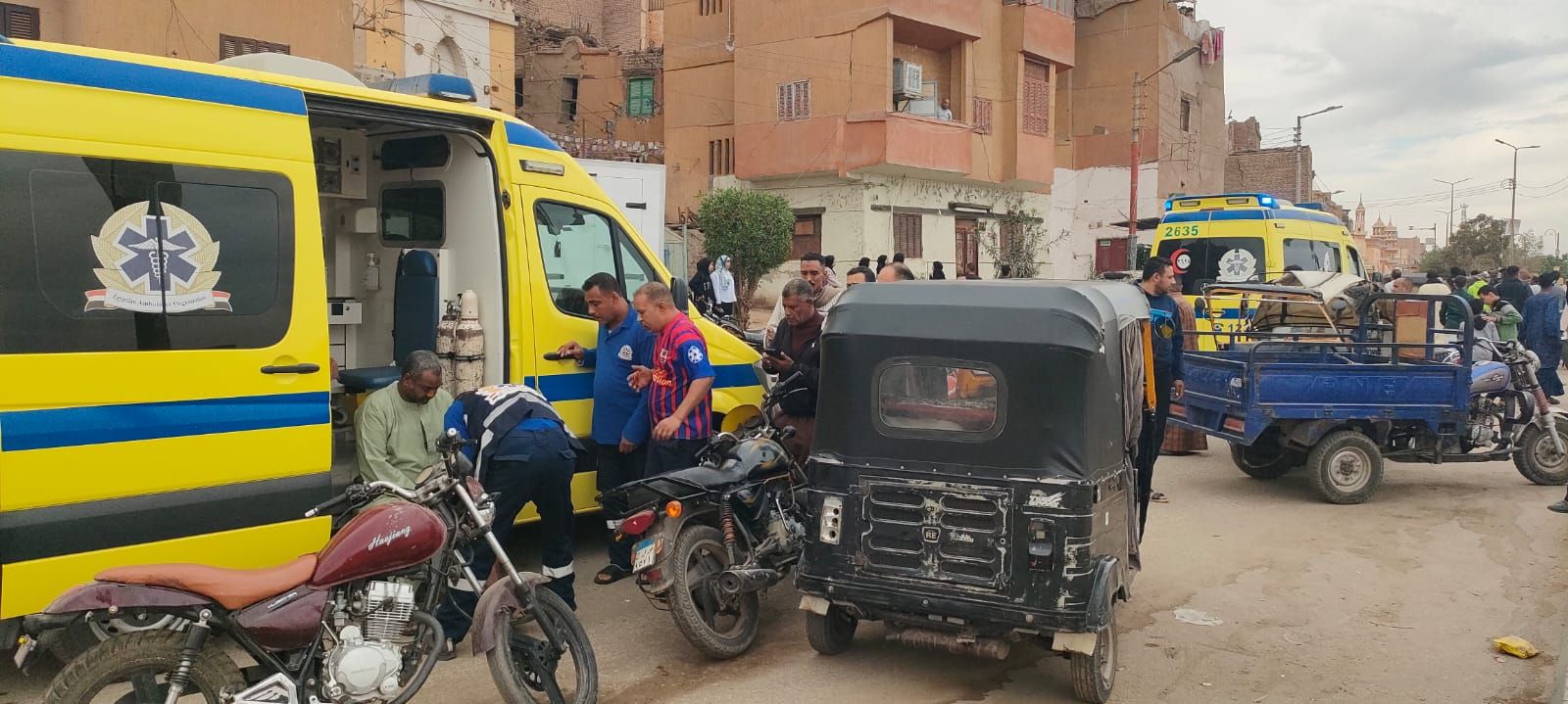 إصابة سائقين وسيدة في تصادم بين توكتوك وتروسيكل على طريق شارع البحر