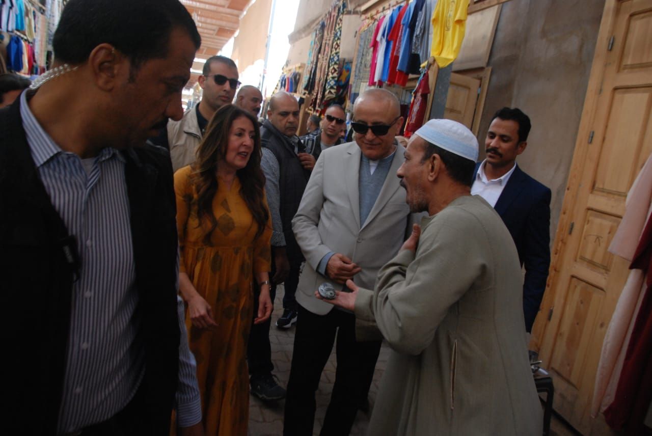 جعران فرعونى هدية من بائع بسوق قيسارية إسنا إلى السفيرة الأمريكية جعران فرعونى هدية من بائع بسوق قيسارية إسنا إلى السفيرة الأمريكية