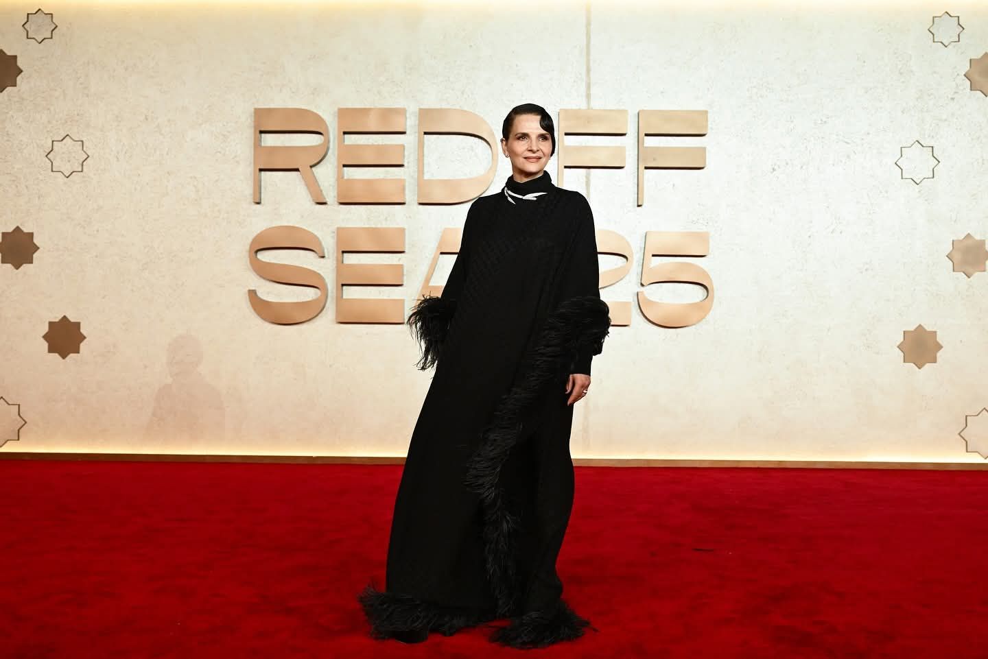 جولييت بينوش على السجادة الحمراء لعرض فيلمها In-I in Motion بمهرجان البحر الأحمر (3) جولييت بينوش على السجادة الحمراء لعرض فيلمها In-I in Motion بمهرجان البحر الأحمر (3)