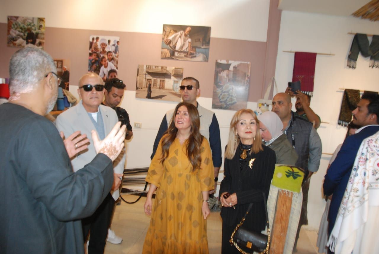 شرح تفاصيل النول اليدوي للأقمشة فى سوق قيسارية إسنا شرح تفاصيل النول اليدوي للأقمشة فى سوق قيسارية إسنا