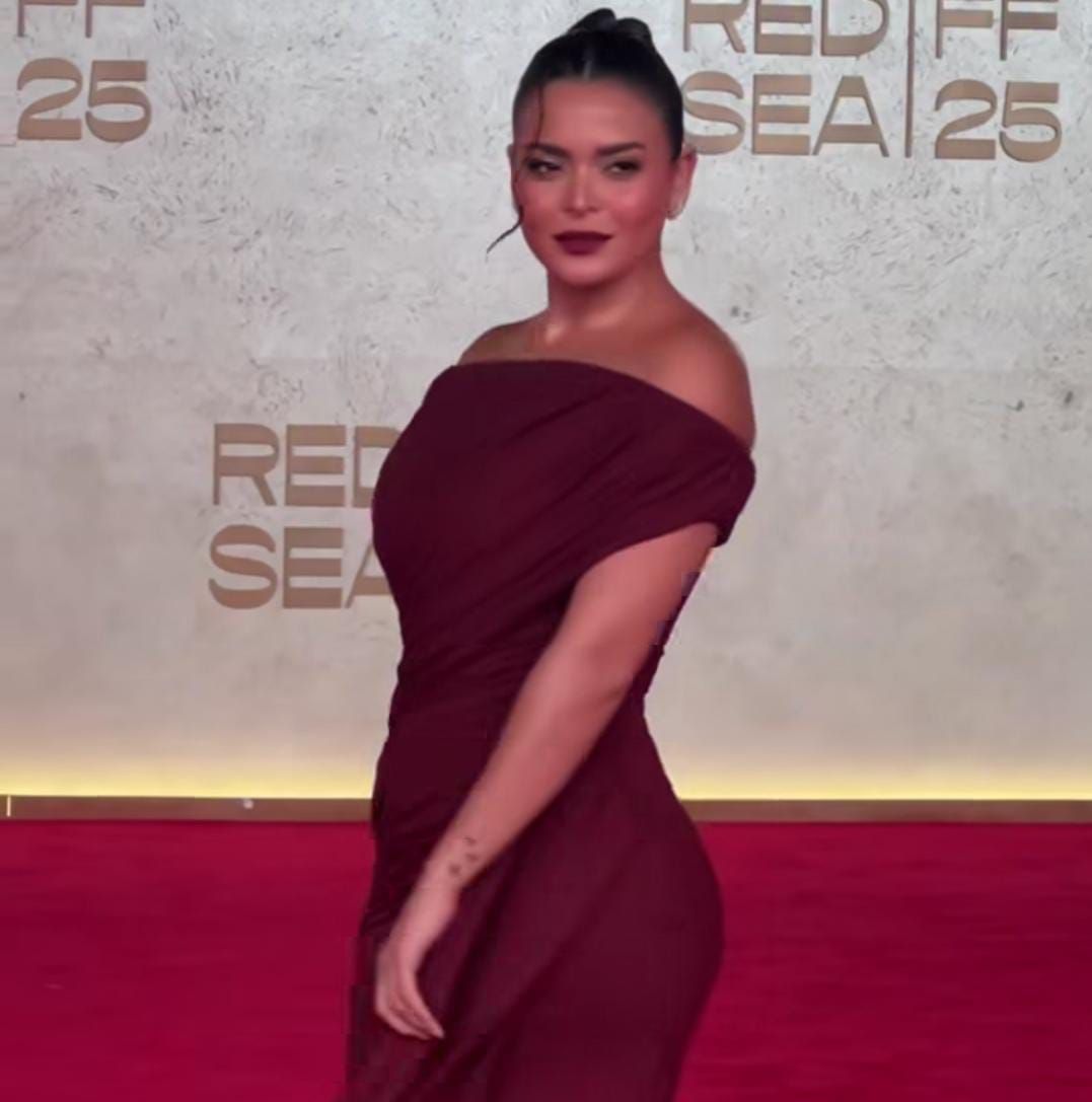 أسماء جلال وصبا مبارك وحسن الرداد على السجادة الحمراء لمهرجان البحر الأحمر (1) أسماء جلال وصبا مبارك وحسن الرداد على السجادة الحمراء لمهرجان البحر الأحمر (1)