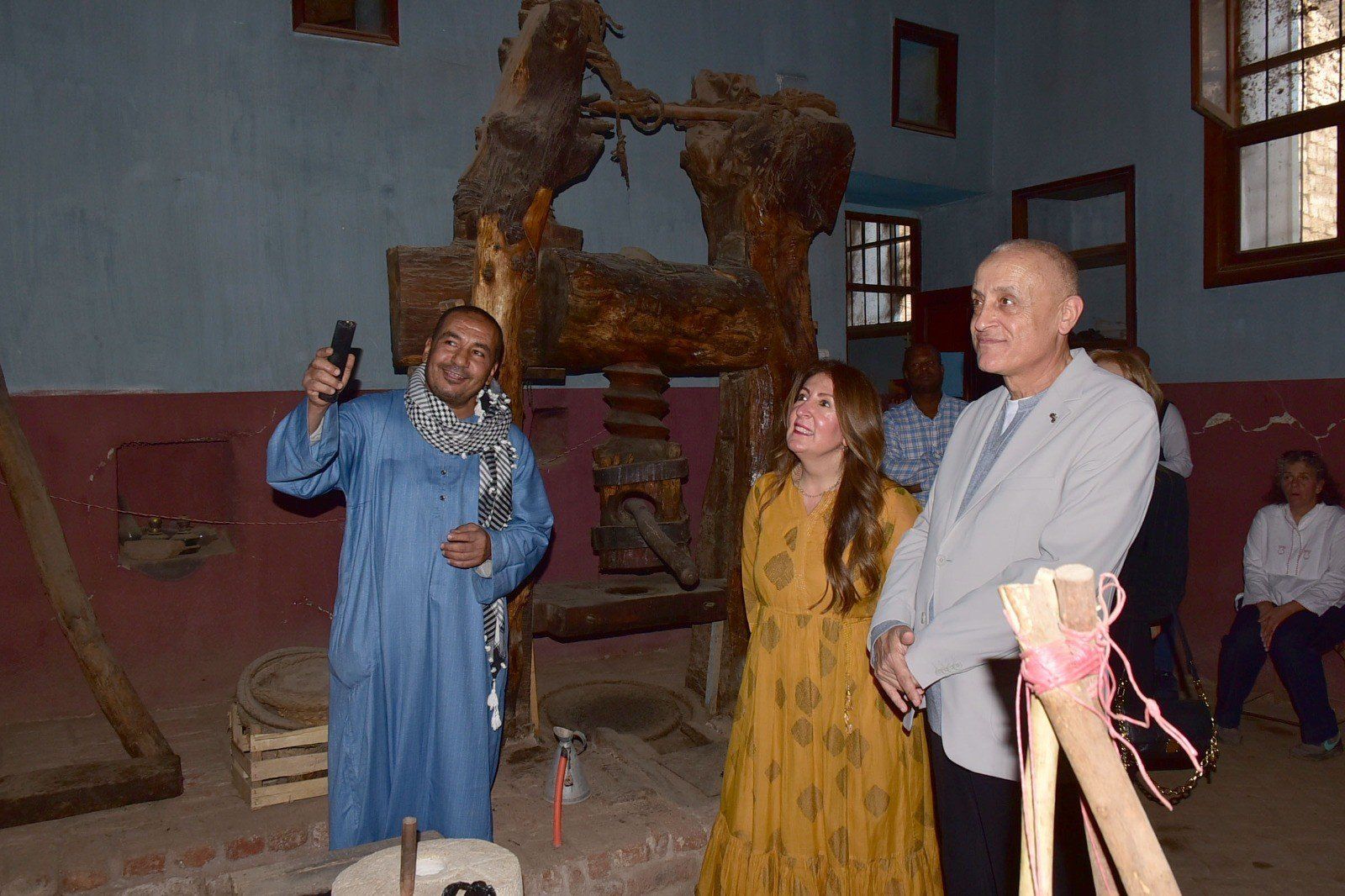 زيارة السفيرة الأمريكية فى قلب معصرة الزيوت التاريخية بإسنا زيارة السفيرة الأمريكية فى قلب معصرة الزيوت التاريخية بإسنا