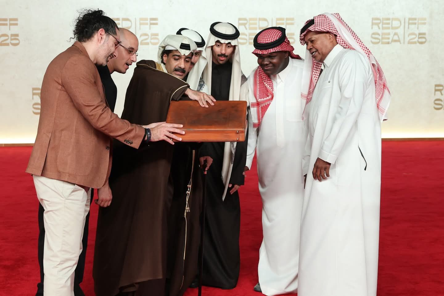 حقيبة وماسك لطائر على السجادة الحمراء لفيلم رهين بمهرجان البحر الأحمر (1) حقيبة وماسك لطائر على السجادة الحمراء لفيلم رهين بمهرجان البحر الأحمر (1)