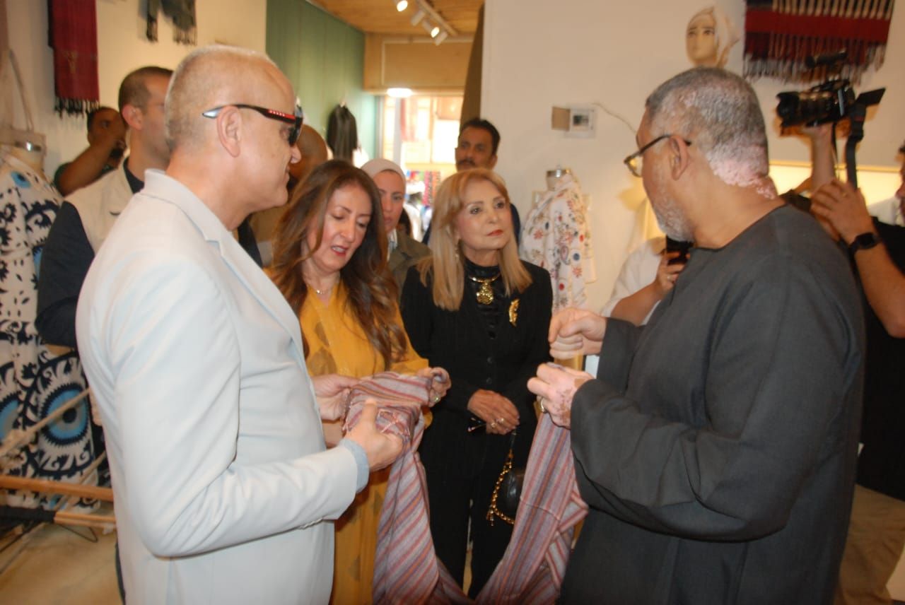 السفيرة الأمريكية والمحافظ خلال معرفة أسرار النول اليدوي بإسنا السفيرة الأمريكية والمحافظ خلال معرفة أسرار النول اليدوي بإسنا