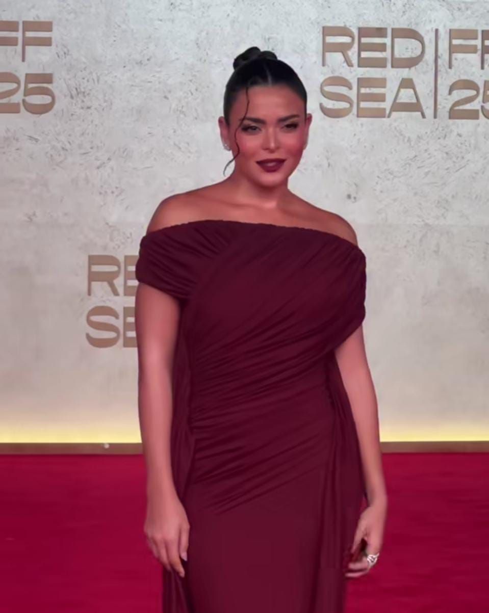 أسماء جلال وصبا مبارك وحسن الرداد على السجادة الحمراء لمهرجان البحر الأحمر (5) أسماء جلال وصبا مبارك وحسن الرداد على السجادة الحمراء لمهرجان البحر الأحمر (5)