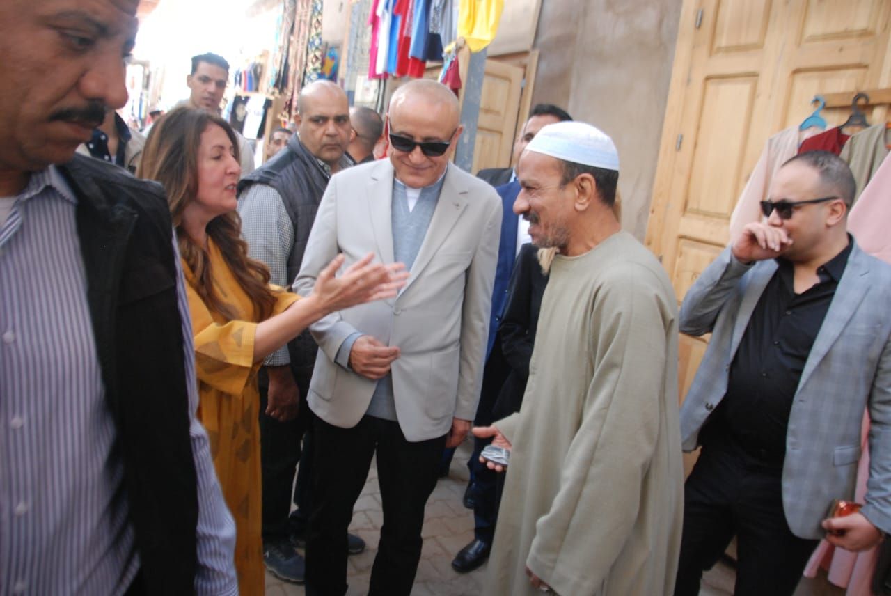 سعادة السفيرة الأمريكية بهدية البائع فى سوق إسنا سعادة السفيرة الأمريكية بهدية البائع فى سوق إسنا