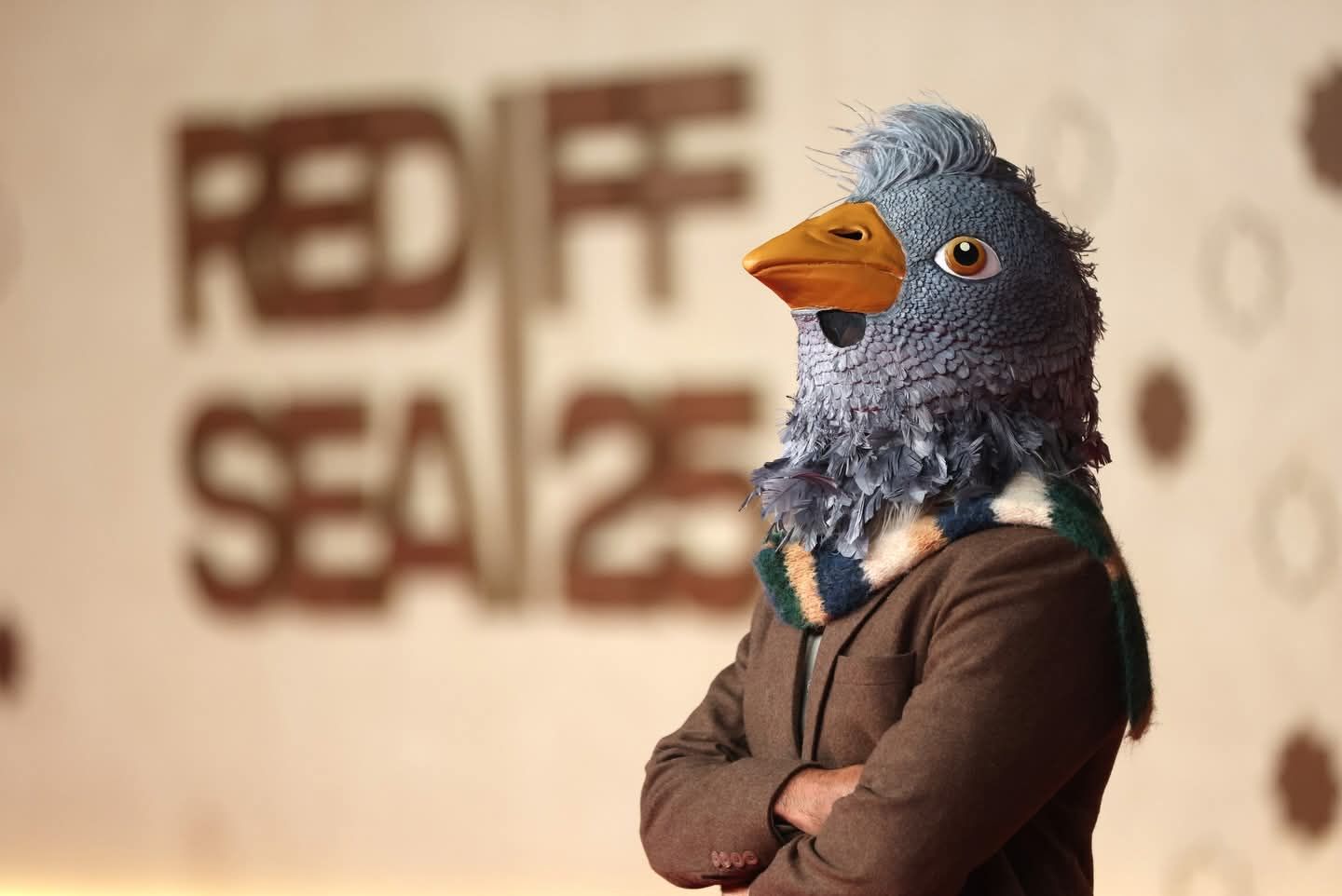 حقيبة وماسك لطائر على السجادة الحمراء لفيلم رهين بمهرجان البحر الأحمر (2) حقيبة وماسك لطائر على السجادة الحمراء لفيلم رهين بمهرجان البحر الأحمر (2)