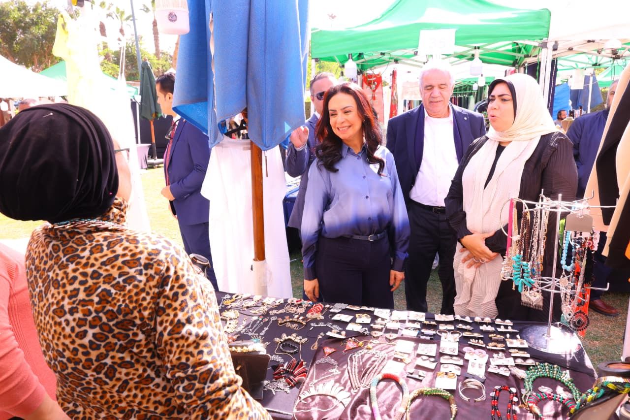 الدكتورة مايا مرسى وزيرة التضامن تتفقد المعرض الدكتورة مايا مرسى وزيرة التضامن تتفقد المعرض
