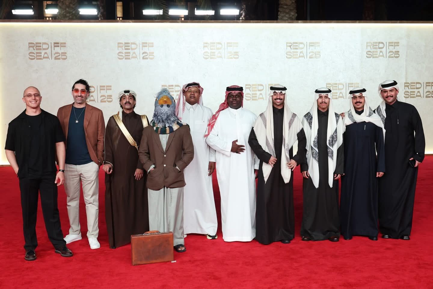 حقيبة وماسك لطائر على السجادة الحمراء لفيلم رهين بمهرجان البحر الأحمر (3) حقيبة وماسك لطائر على السجادة الحمراء لفيلم رهين بمهرجان البحر الأحمر (3)