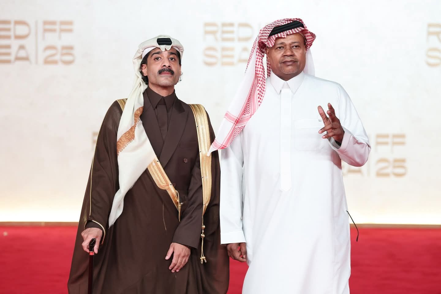 حقيبة وماسك لطائر على السجادة الحمراء لفيلم رهين بمهرجان البحر الأحمر (5) حقيبة وماسك لطائر على السجادة الحمراء لفيلم رهين بمهرجان البحر الأحمر (5)