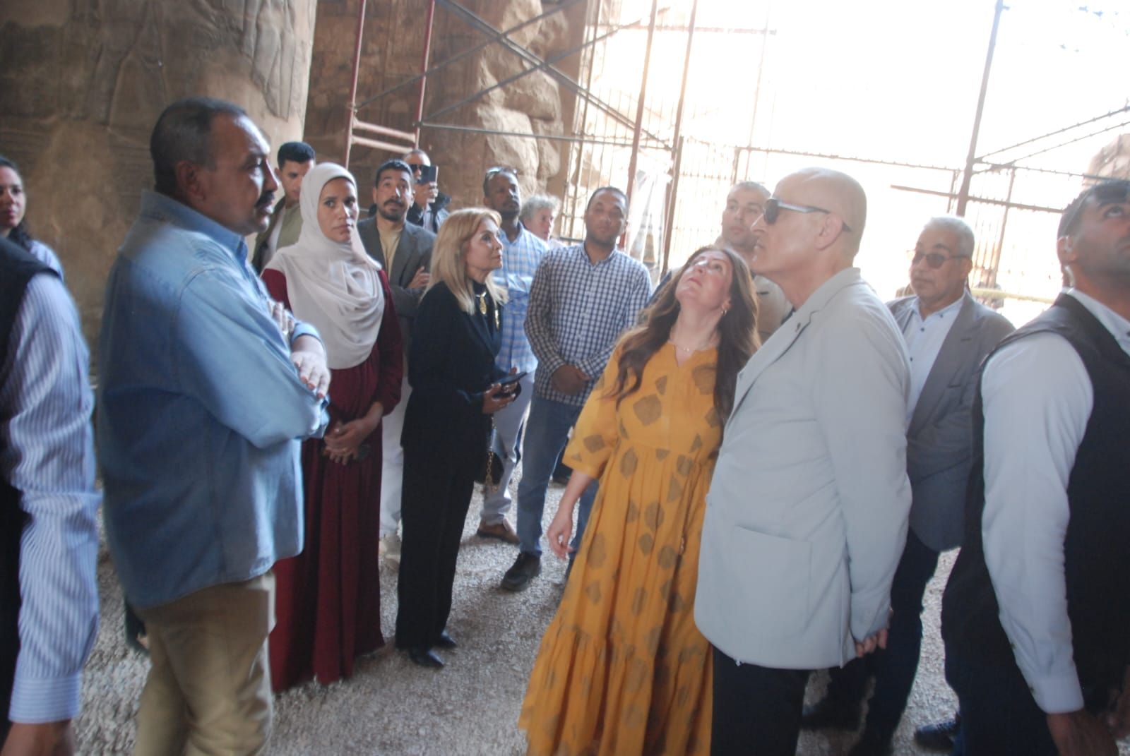 إنبهار السفيرة الأمريكية بتطوير جدران وأعمدة معبد خنوم بإسنا إنبهار السفيرة الأمريكية بتطوير جدران وأعمدة معبد خنوم بإسنا