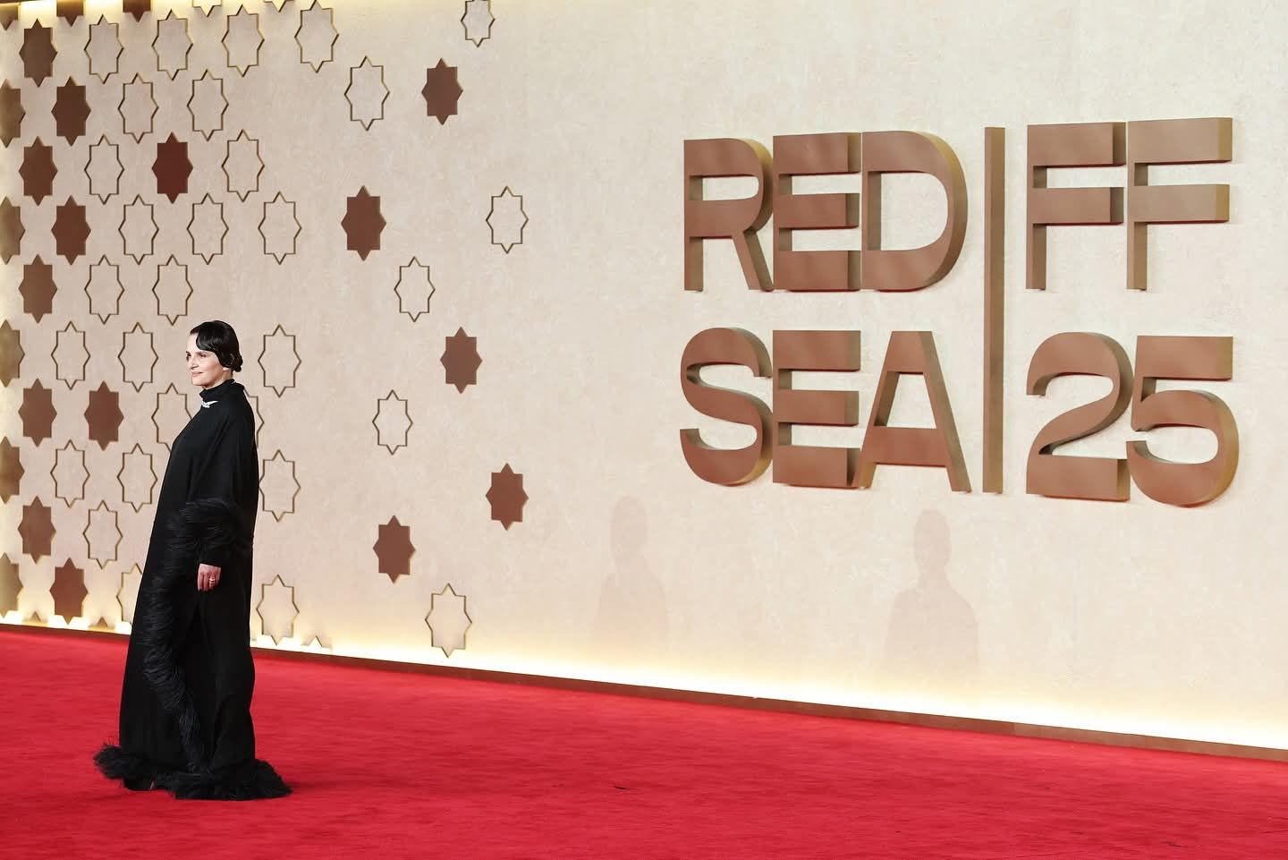 جولييت بينوش على السجادة الحمراء لعرض فيلمها In-I in Motion بمهرجان البحر الأحمر (1) جولييت بينوش على السجادة الحمراء لعرض فيلمها In-I in Motion بمهرجان البحر الأحمر (1)