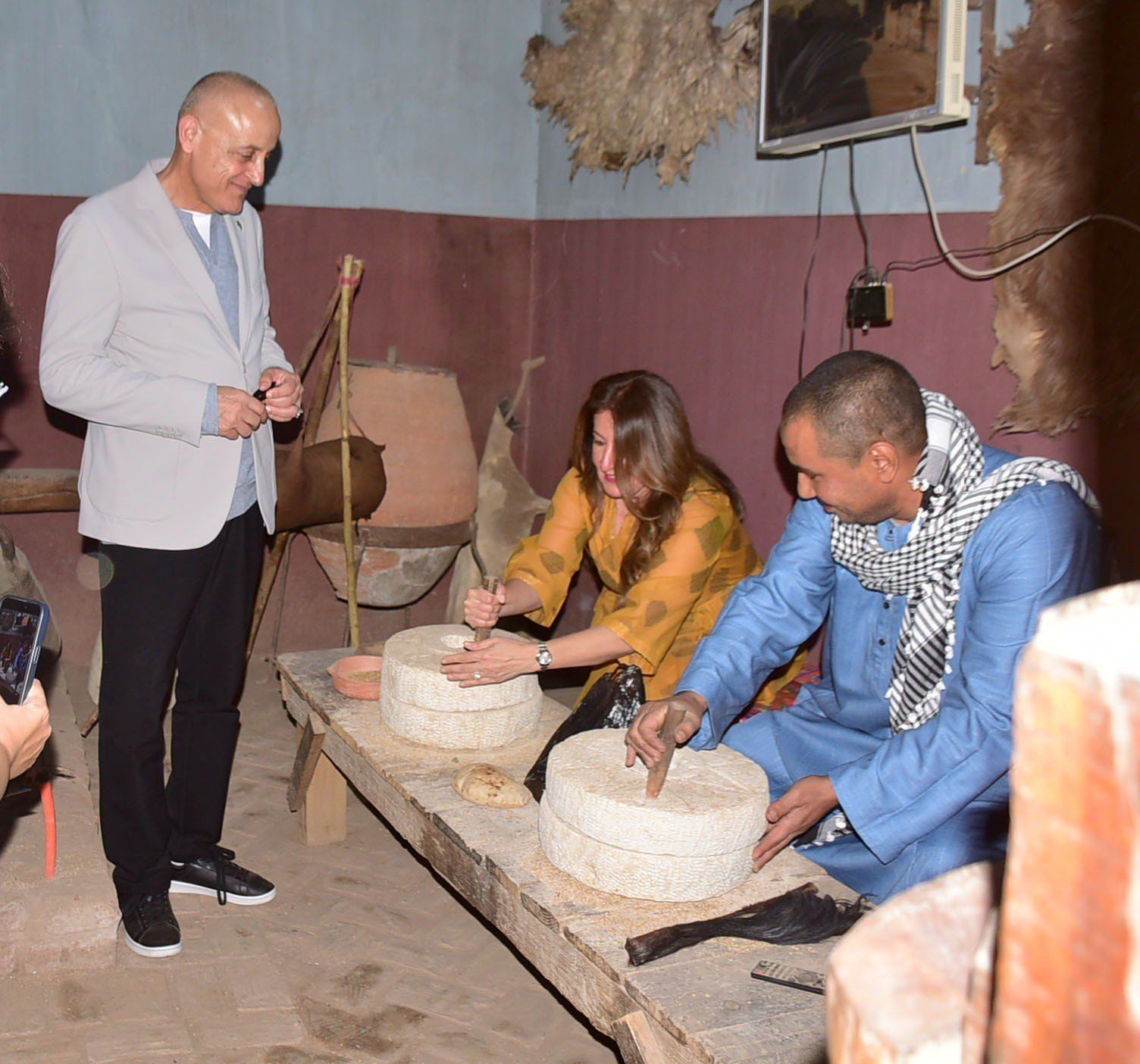 استمتاع السفيرة الأمريكية في مشروعات إسنا التاريخية جنوب الأقصر استمتاع السفيرة الأمريكية في مشروعات إسنا التاريخية جنوب الأقصر