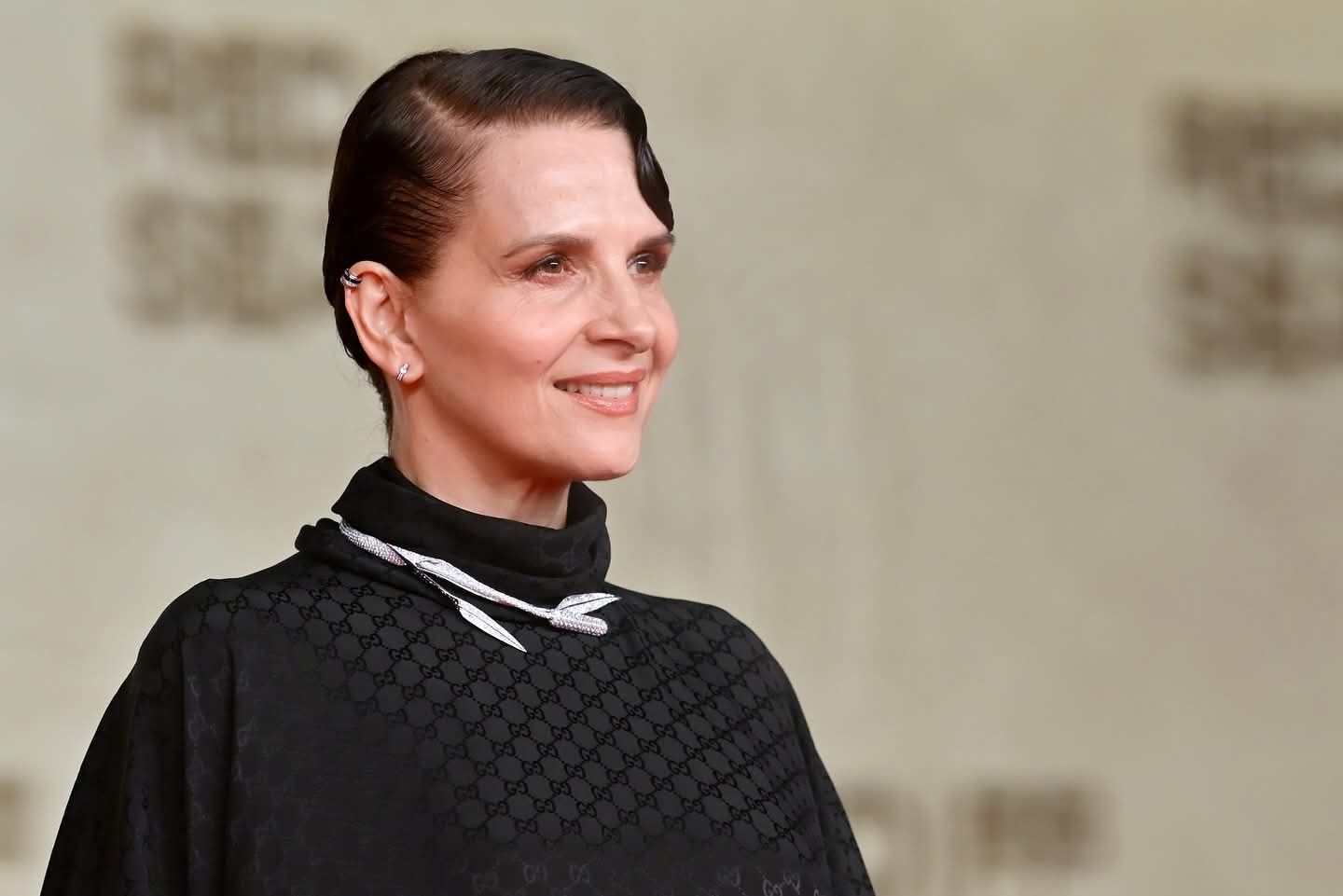 جولييت بينوش على السجادة الحمراء لعرض فيلمها In-I in Motion بمهرجان البحر الأحمر (2) جولييت بينوش على السجادة الحمراء لعرض فيلمها In-I in Motion بمهرجان البحر الأحمر (2)